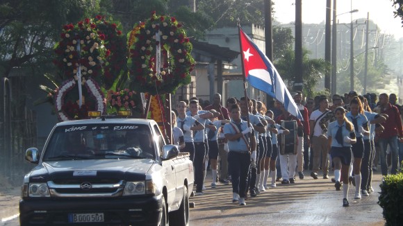 Amancio honra a mártires internacionalistas. Foto: Rafael Aparicio Coello.