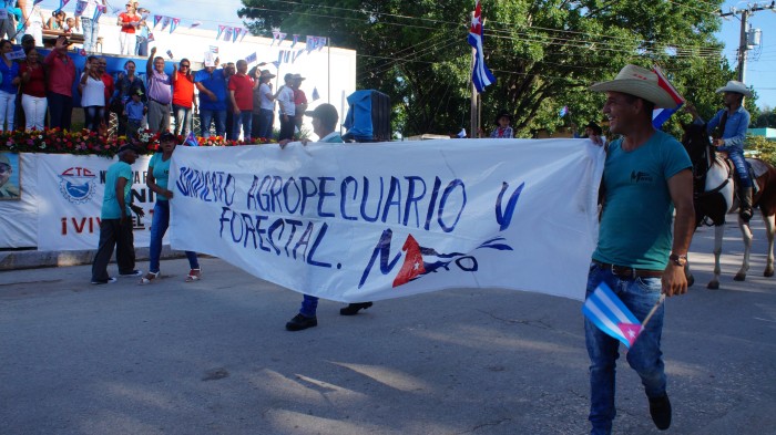 Desfile por el Día Internacional de los trabajadores en Amancio. Foto: Bárbara Borrás.