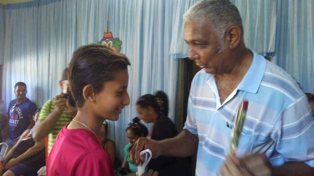 Trabajadores de la Espcap en Amancio estimulan a niños con padecimientos neoplásicos. Foto: Ana Iris Figueredo Torres.