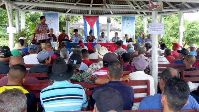 Hombres y mujeres de todos los sectores sociales emiten sus criterios sobre el proyecto de Carta Magna. Foto: Ronald Suárez Rivas
