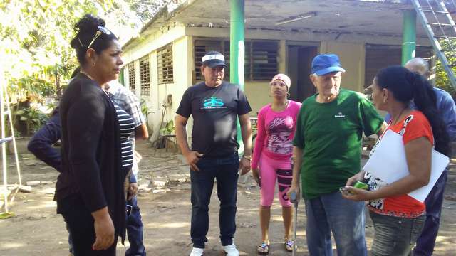 Vecinos del reparto Kinsgton, en Amancio, dialogan con funcionarios gubernamentales. Foto: Ana Iris Figueredo Torres.