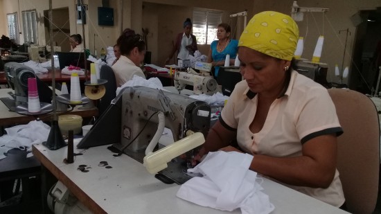 Confeccionan uniformes escolares en Amancio. Foto: Niria Isabel Cardoso Estrada.