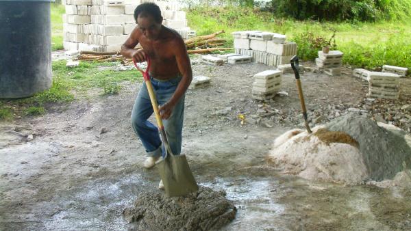 Amancio muestra resultados satisfactorios en la construcción de viviendas. Foto: Archivo Maboas
