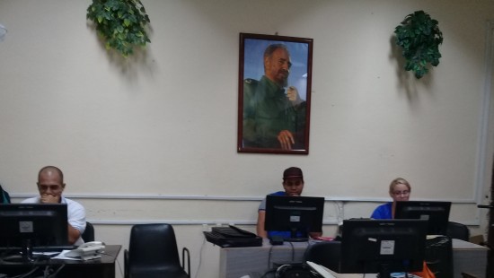 Integrantes del Grupo Asesor de Informatización del municipio de Amancio, intercambian acerca de las acciones que garantizan el desarrollo de este proceso. Foto: Niria Isabel Cardoso Estrada.