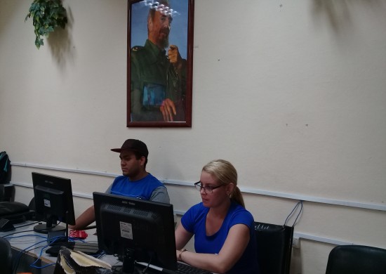 Integrantes del Grupo Asesor de Informatización del municipio de Amancio, intercambian acerca de las acciones que garantizan el desarrollo de este proceso. Foto: Niria Isabel Cardoso Estrada.