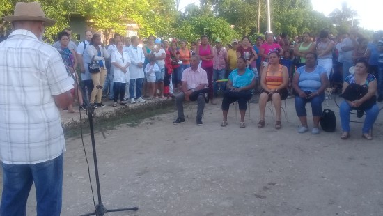 El delegado, Gabriel Lastre Concepción, presenta el informe a los electores e invitados. Foto: Danay Naranjo