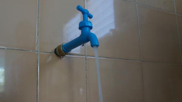 Servicio de acueducto para nuevas viviendas en calle XX Aniversario. Foto: Bárbara Borrás Aguilar Servicio de acueducto para nuevas viviendas en calle XX Aniversario. Foto: Bárbara Borrás Aguilar