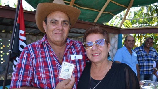 Iraldo Diego Suaŕez, recibió el carné que acredita como militante sdel PCC