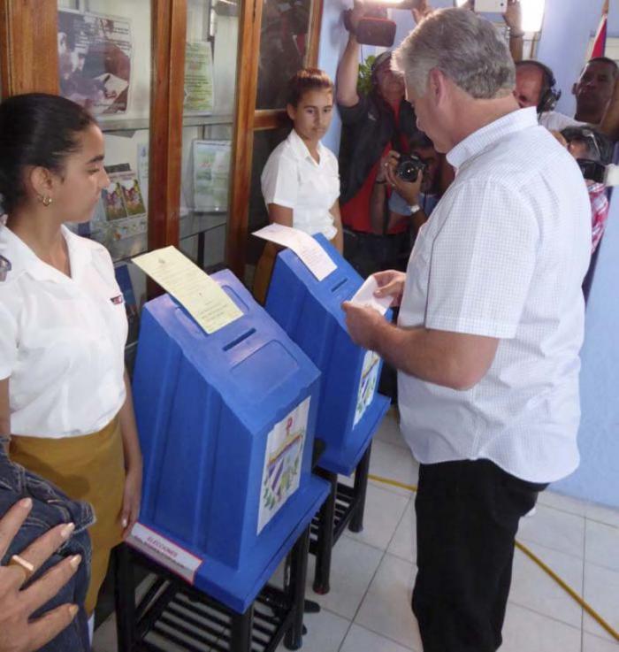 Miguel Díaz-Canel Bermúdez en el momento del sufragio. Foto: Freddy Pérez Cabrera.