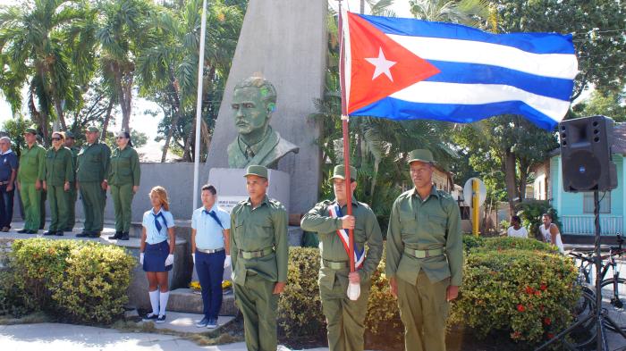 57 amancieros reciben medalla 60 aniversario del Granma y las FAR. Foto: Bárbara Borrás Aguilar