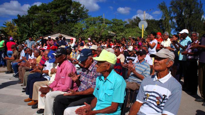 57 amancieros reciben medalla 60 aniversario del Granma y las FAR. Foto: Bárbara Borrás Aguilar