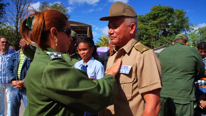 57 amancieros reciben medalla 60 aniversario del Granma y las FAR. Foto: Bárbara Borrás Aguilar