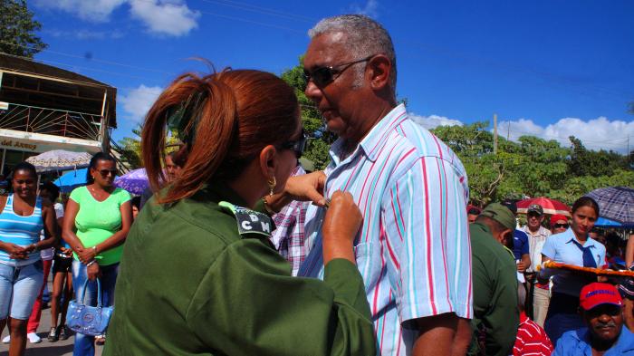 57 amancieros reciben medalla 60 aniversario del Granma y las FAR. Foto: Bárbara Borrás Aguilar