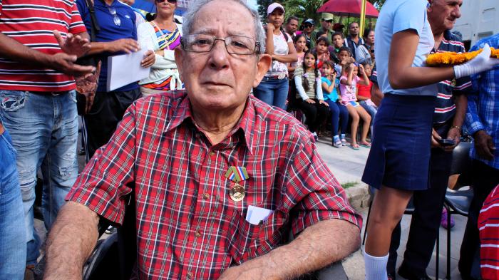 57 amancieros reciben medalla 60 aniversario del Granma y las FAR. Foto: Bárbara Borrás Aguilar