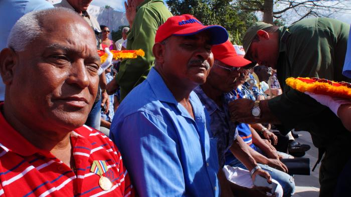 57 amancieros reciben medalla 60 aniversario del Granma y las FAR. Foto: Bárbara Borrás Aguilar