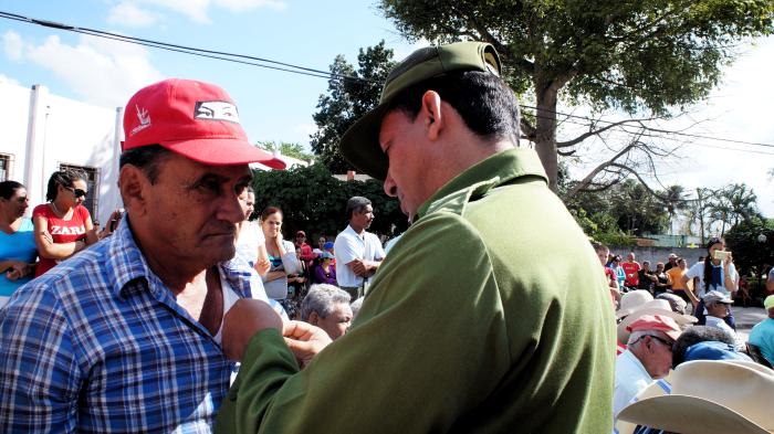 57 amancieros reciben medalla 60 aniversario del Granma y las FAR. Foto: Bárbara Borrás Aguilar