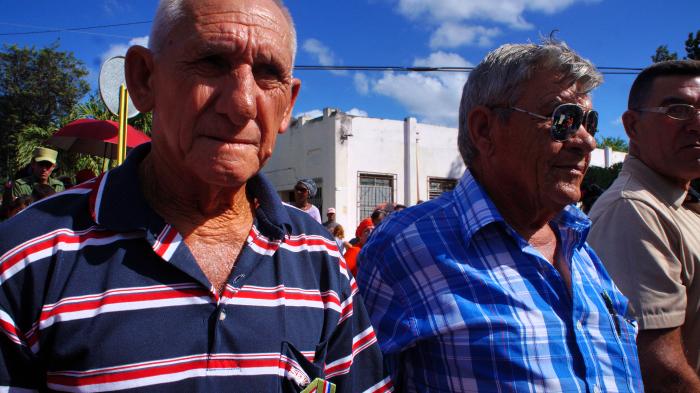 57 amancieros reciben medalla 60 aniversario del Granma y las FAR. Foto: Bárbara Borrás Aguilar