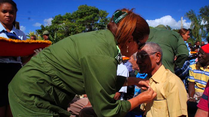57 amancieros reciben medalla 60 aniversario del Granma y las FAR. Foto: Bárbara Borrás Aguilar