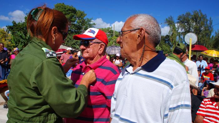 57 amancieros reciben medalla 60 aniversario del Granma y las FAR. Foto: Bárbara Borrás Aguilar