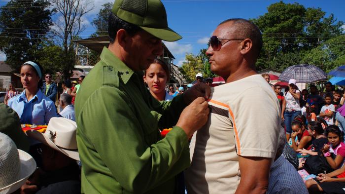 57 amancieros reciben medalla 60 aniversario del Granma y las FAR. Foto: Bárbara Borrás Aguilar
