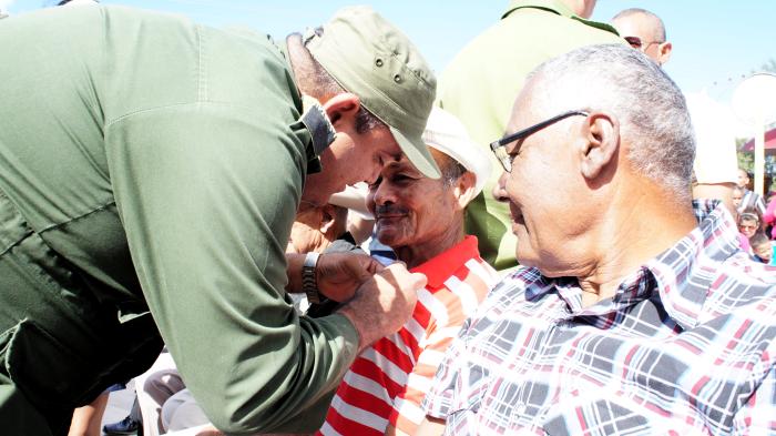 57 amancieros reciben medalla 60 aniversario del Granma y las FAR. Foto: Bárbara Borrás Aguilar