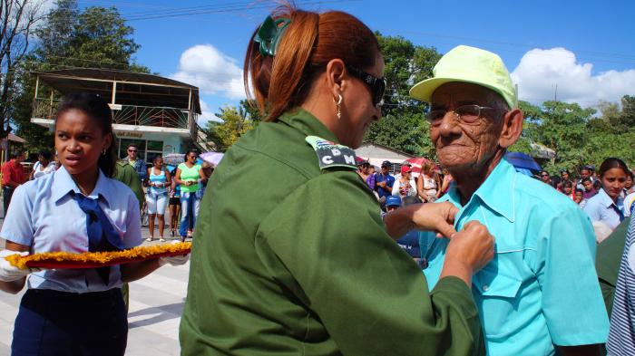 57 amancieros reciben medalla 60 aniversario del Granma y las FAR. Foto: Bárbara Borrás Aguilar