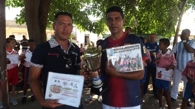 Trofeo para la historia. Foto: Rafael Aparicio Coello.