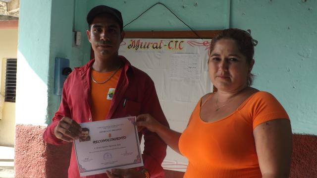 Reconocimiento a Denier Figueredo Ríos, especialista principal de áreas protegidas, por su labor en la formación vocacional. Foto: Niria Isabel Cardoso Estrada Reconocimiento a Denier Figueredo Ríos, especialista principal de áreas protegidas, por su labor en la formación vocacional. Foto: Niria Isabel Cardoso Estrada