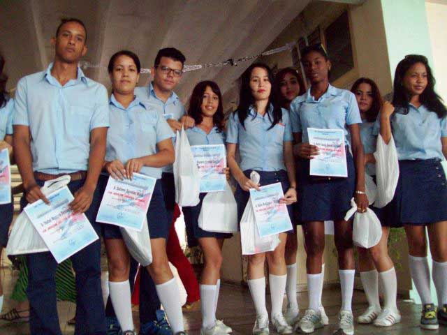 Reconocen calidad de los graduados de preuniversiatrio en Amancio. Foto: Niria Isabel Cardoso Estrada