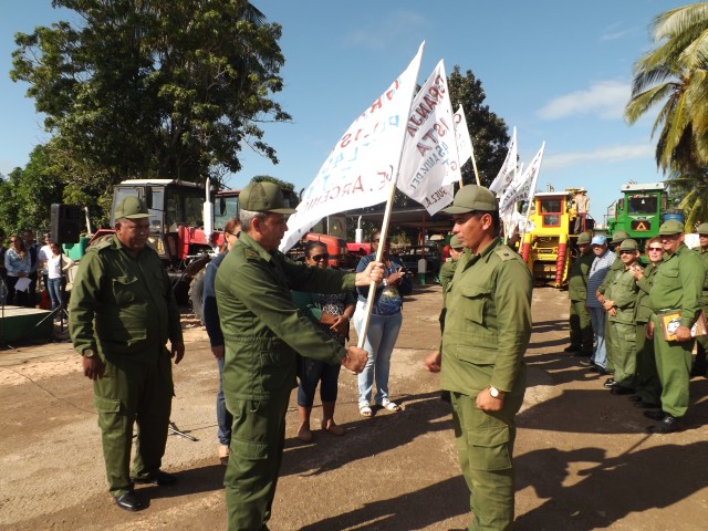 Abanderada fuerza del Ejt para venidera zafra azucarera. Foto: Rafael Aparicio Coello.