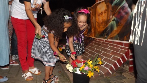 Rosas rojas para el gigante. Foto: Rafael Aparicio Coello.