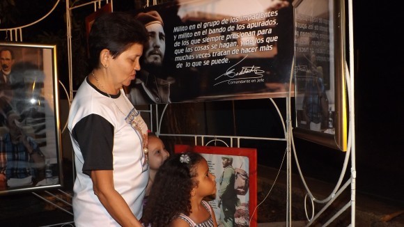 Rosas rojas para el gigante. Foto: Rafael Aparicio Coello.