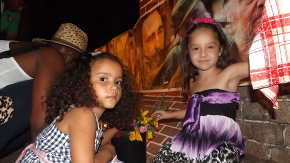 Rosas rojas para el gigante. Foto: Rafael Aparicio Coello.