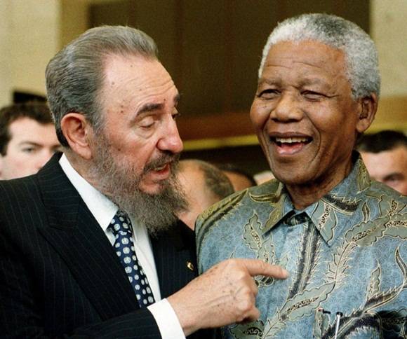 Fotografía del 19 de mayo de 1998 que muestra al presidente cubano, Fidel Castro, junto al presidente sudafricano, Nelson Mandela, durante una ceremonia celebrada con motivo del 50 aniversario del Acuerdo General sobre Aranceles Aduaneros y Comercio (GATT, por sus siglas en inglés) durante una conferencia ministerial de la Organización Mundial del Comercio (OMC) celebrada en Ginebra (Suiza). PATRICK AVIOLAT EFE