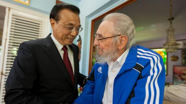 Fraternal encuentro entre el Primer Ministro de la República Popular China y el compañero Fidel. Foto: Alex Castro.