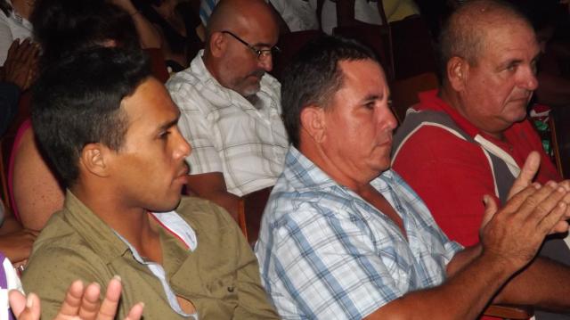 Delegados a la asamblea municipal del Poder Popular en Amancio se pronuncian en contra del bloqueo a Cuba. Foto: Rafael Aparicio Coello.