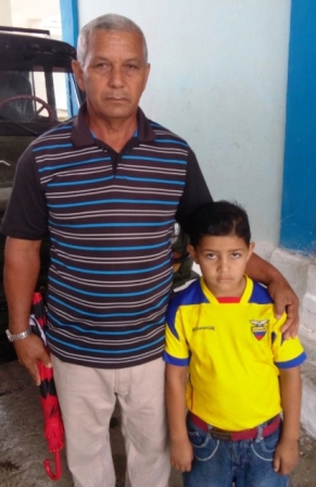 Pedro Pérez Deronselet con su hijo menor