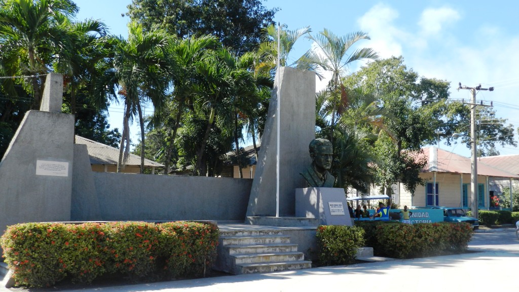 Monumento al líder Amancio Rodríguez Herrero en el corazón de su pueblo.