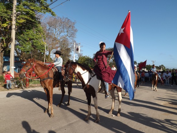 Pinos nuevos amancieros honran a Martí. Foto: Niria Isabel Cardoso Estrada.