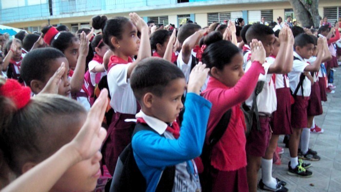 Pioneros Moncadistas en Amancio reciben sus atriubutos. Foto: Niria Cardoso Estrada