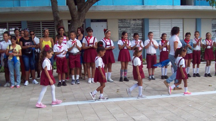 Pioneros Moncadistas en Amancio reciben sus atriubutos. Foto: Niria Cardoso Estrada