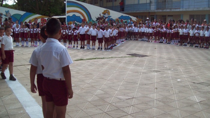Pioneros Moncadistas en Amancio reciben sus atriubutos. Foto: Niria Cardoso Estrada