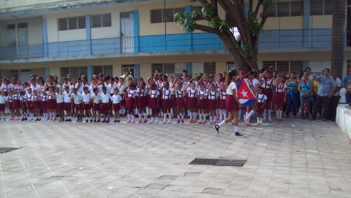 Pioneros Moncadistas en Amancio reciben sus atriubutos. Foto: Niria Cardoso Estrada