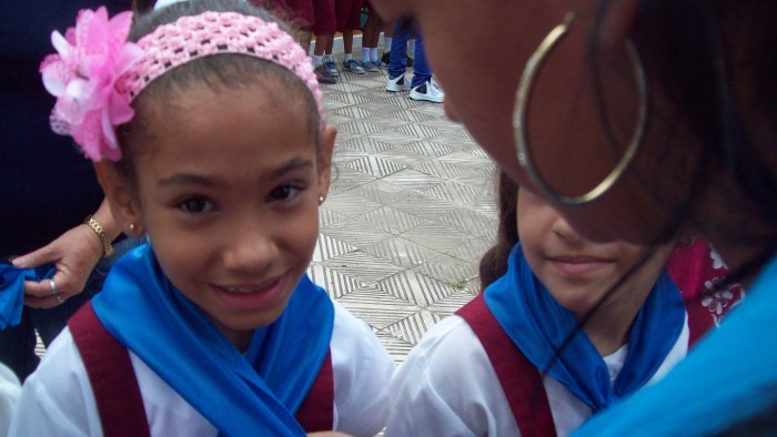 Pioneros Moncadistas en Amancio reciben sus atriubutos. Foto: Niria Cardoso Estrada