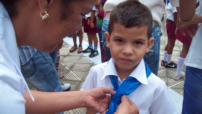 Pioneros Moncadistas en Amancio reciben sus atriubutos. Foto: Niria Cardoso Estrada