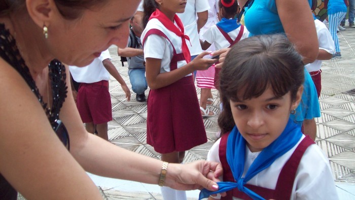 Pioneros Moncadistas en Amancio reciben sus atriubutos. Foto: Niria Cardoso Estrada