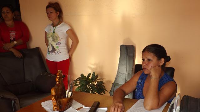 Agasajan mujeres en Radio Maboas. Foto: Rafael Aparicio Coello.