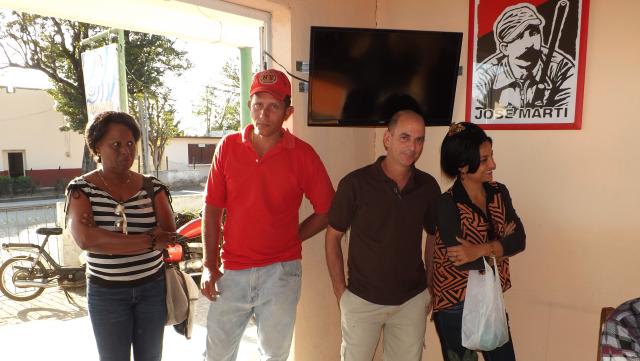 Agasajan mujeres en Radio Maboas. Foto: Rafael Aparicio Coello.