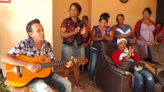 Agasajan mujeres en Radio Maboas. Foto: Rafael Aparicio Coello.