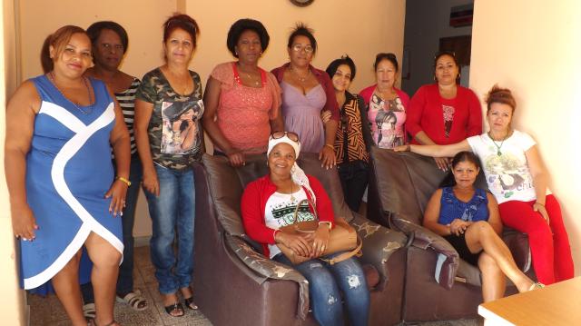 Agasajan mujeres en Radio Maboas. Foto: Rafael Aparicio Coello.